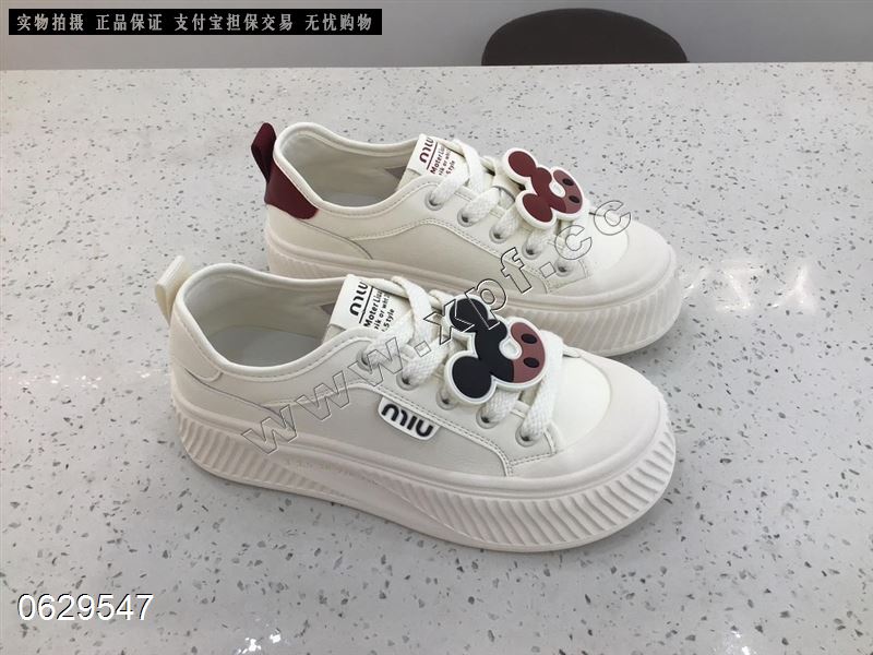 她她左右