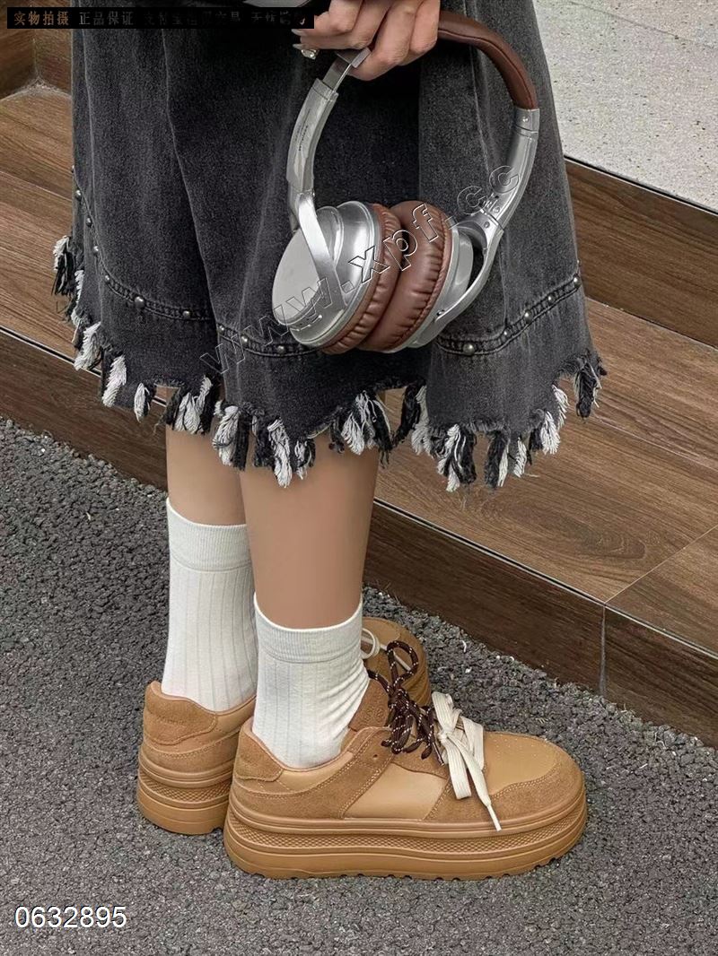 她她左右