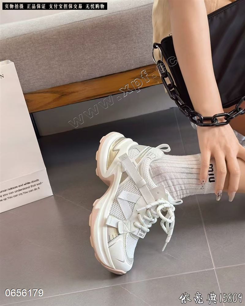 依亮典