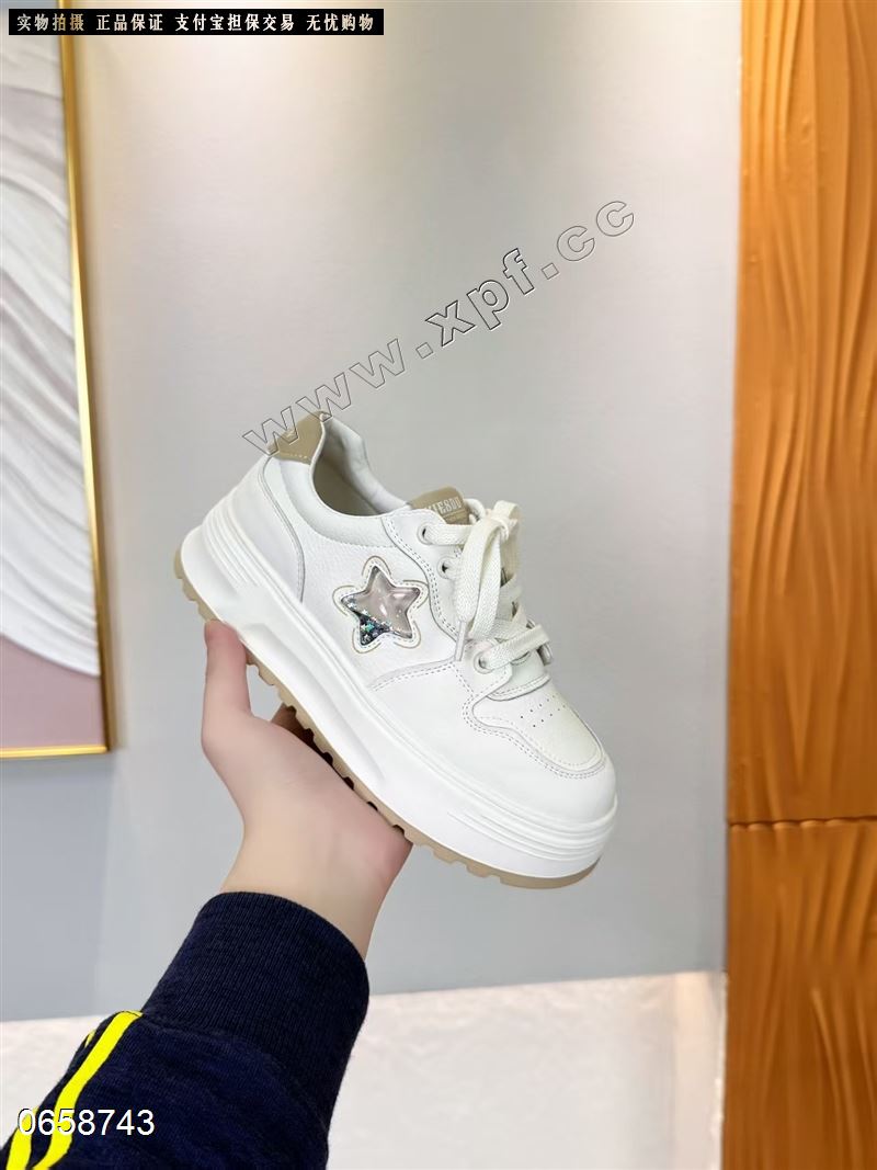 发泡底小白百搭休闲鞋
