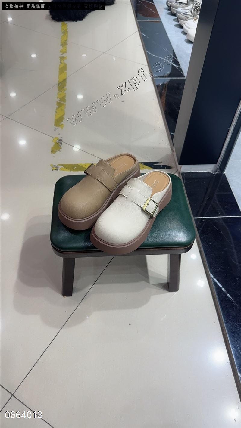 她她左右