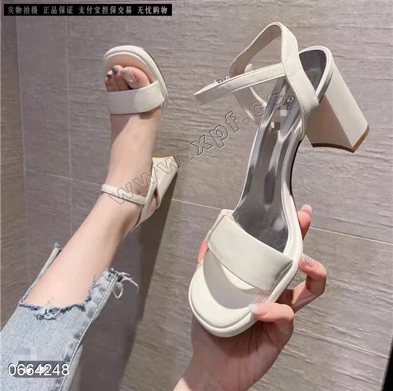 时尚粗跟厚底女凉鞋