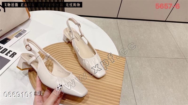 包头后空女凉鞋